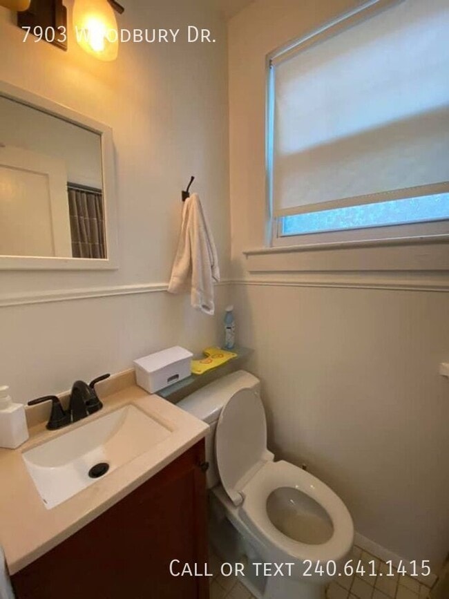 Building Photo - 7903 Woodbury Dr