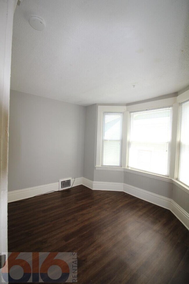 Building Photo - 241 Valley Ave NW