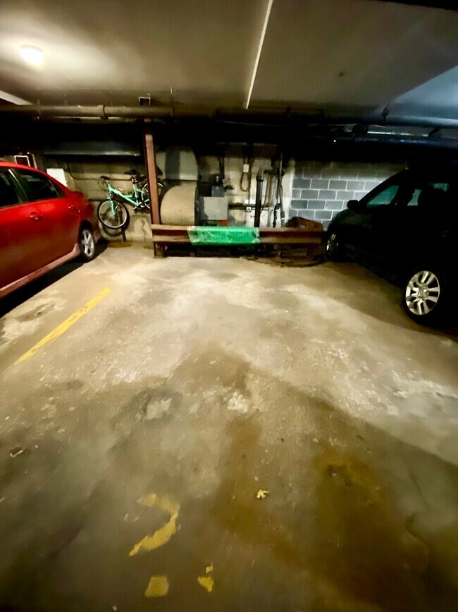 Building Photo - 6150 N Kenmore Ave