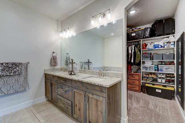 Building Photo - "Charming 3-Bedroom Retreat with 2 Baths and 2150 Sq. Ft. of Comfort in Santa Clara!"