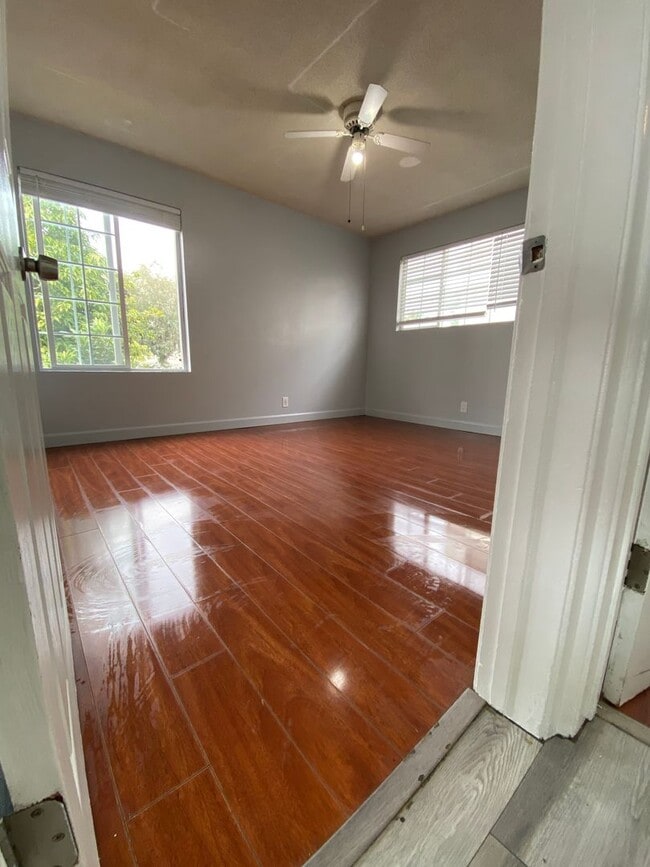 Building Photo - 1052 Justin Ave