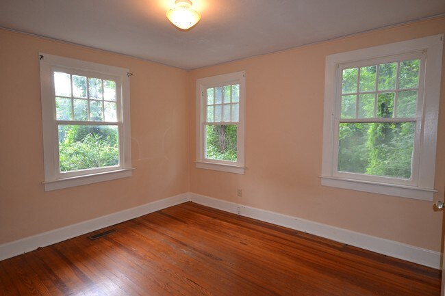 Building Photo - 547 Lockhart Rd