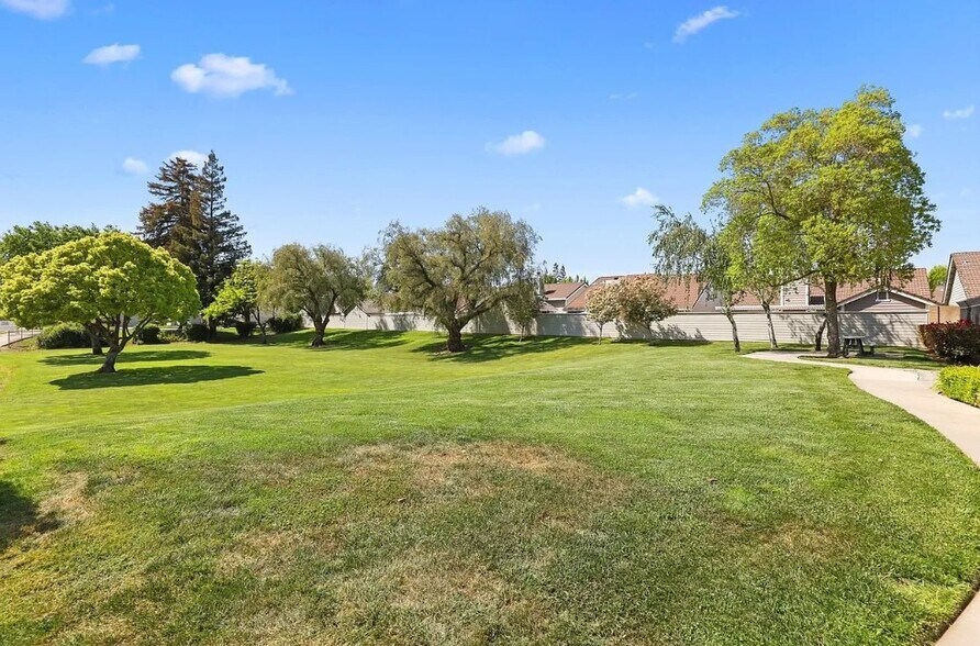 Building Photo - 2337 St Lawrence Ln