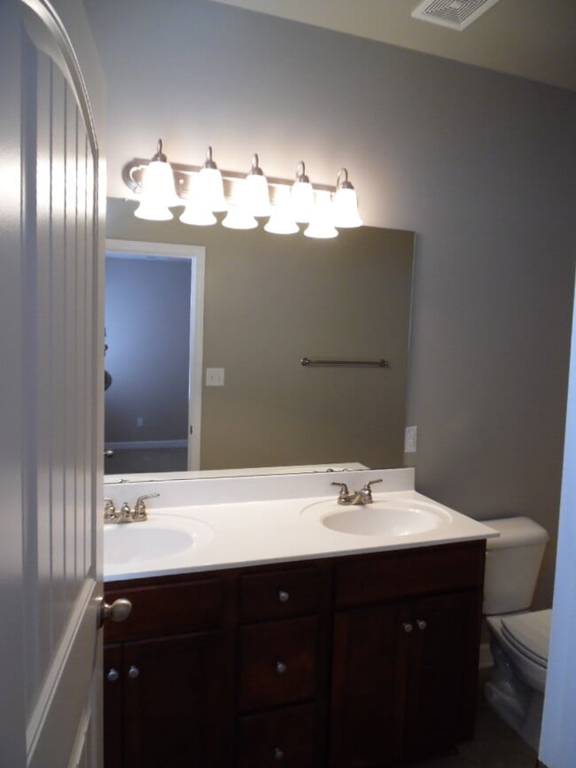 Building Photo - 3 BR 2 BA Highlands at Queen Creek home!