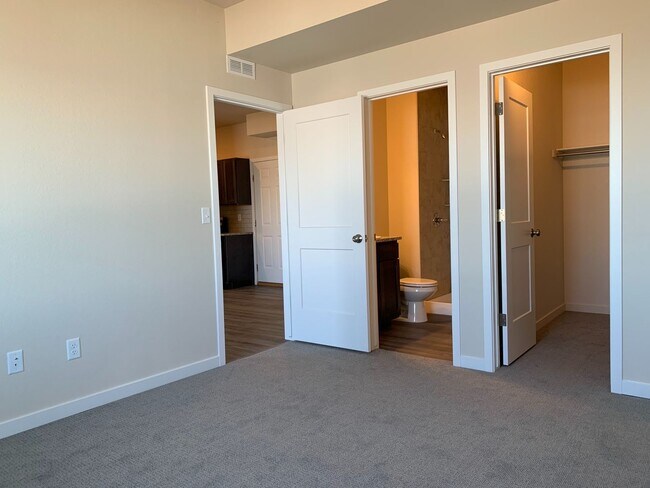 Building Photo - Fantastic Condo on Windsor Lake