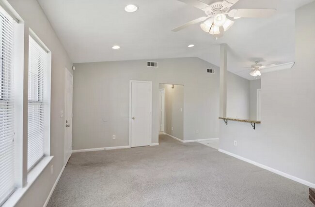 Building Photo - 3 bed 2 bath in Decatur! ***Enjoy $250 off your first month’s rent***