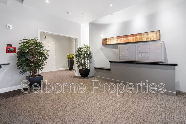 Building Photo - 33 Clementina St