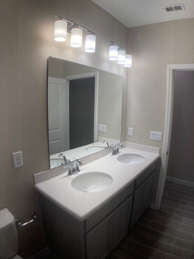 Building Photo - Stylish & Low-Maintenance Living in Oakleaf Community