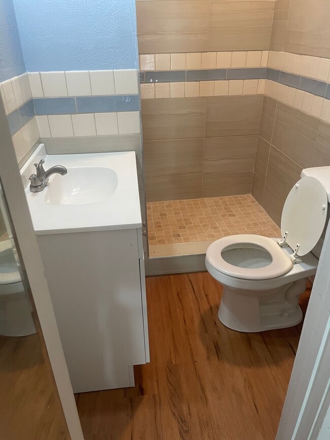 Building Photo - 114 N Helme Pl