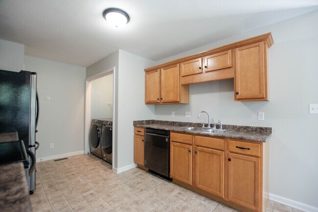 Building Photo - Pet Friendly Three Bedroom!