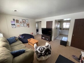 Building Photo - Upper Level 2 Bedroom 1 Bath