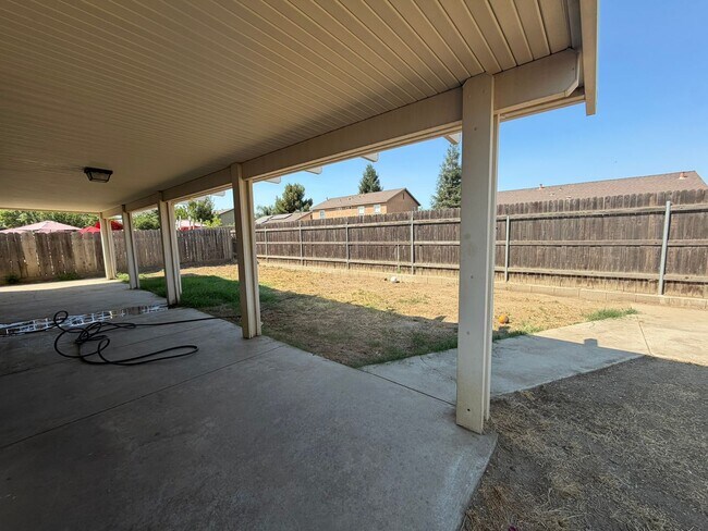 Building Photo - 945 La Dawna St