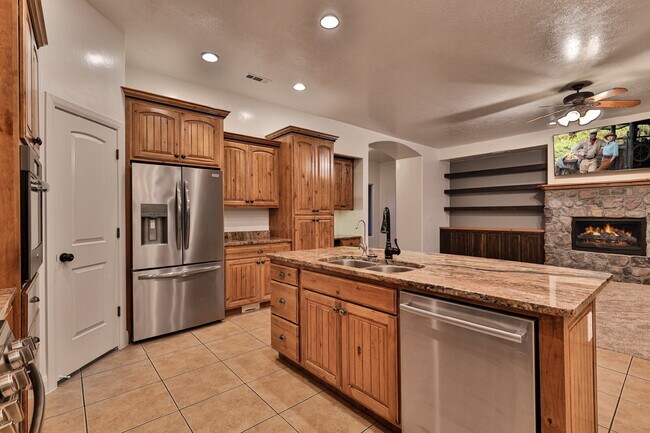 Building Photo - 2478 E Springs Dr