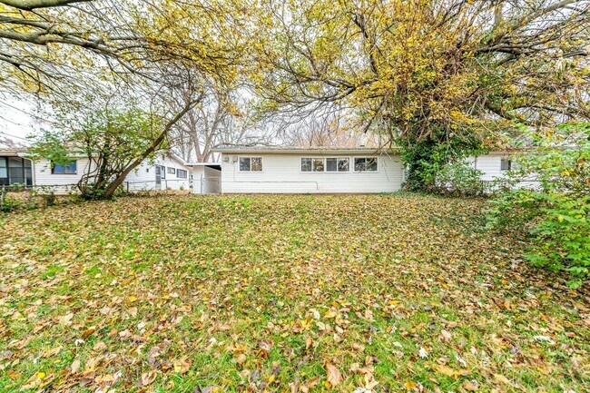 Building Photo - Charming 3-Bedroom Home in a Convenient St. Louis Location!