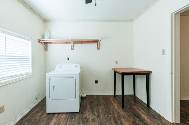Building Photo - Cute 2 Bedroom Close to Texas Tech