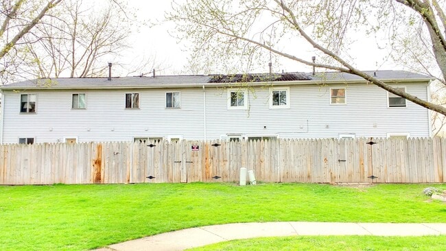 Building Photo - Cozy Townhome Available right away for living!!