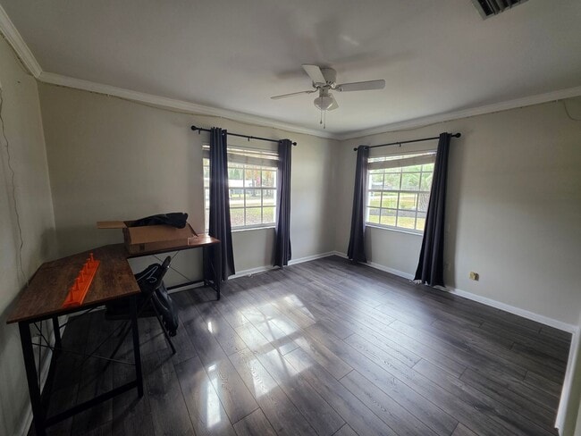 Building Photo - Spacious 5 Bedroom Home with Pool in Crystal Lake Homesites