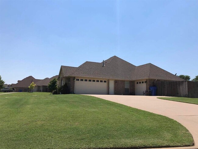 Building Photo - 1001 Hummingbird Dr.