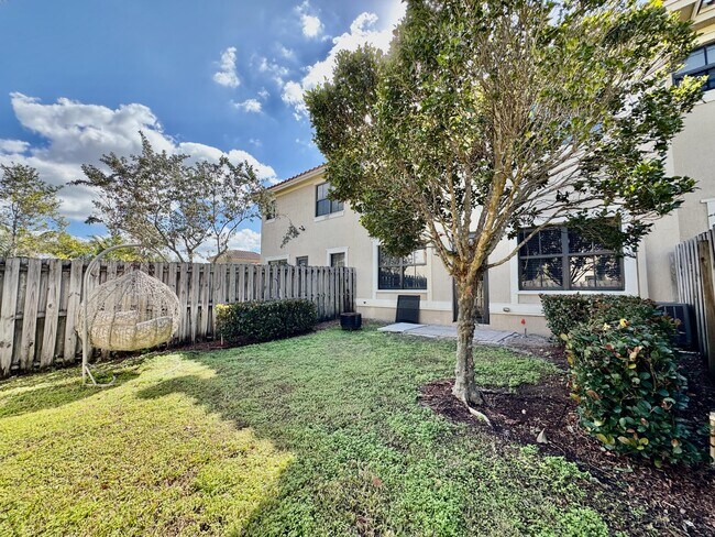 Building Photo - 9623 Town Parc Cir S