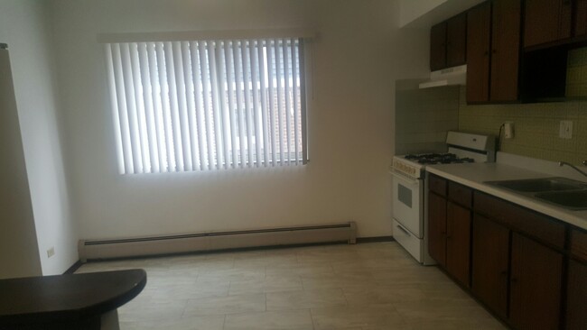 spacious eat-in kitchen - 4745 Magoun Ave