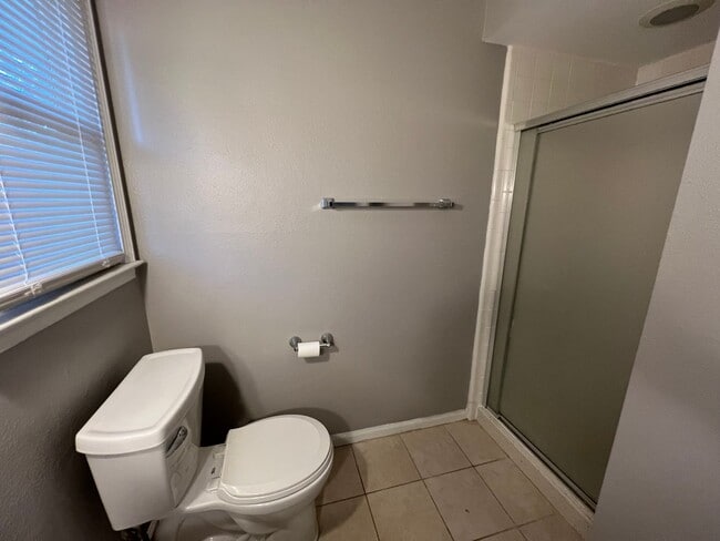 Building Photo - 5912 Pine Tree Ct