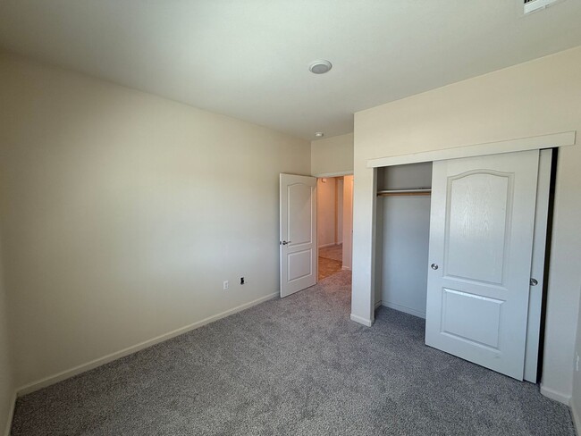 Building Photo - Single story home in with large backyard!