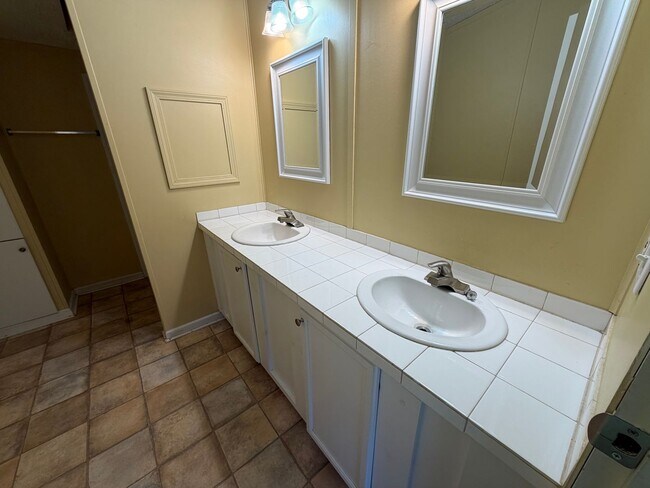 Building Photo - AVAILABLE NOW!