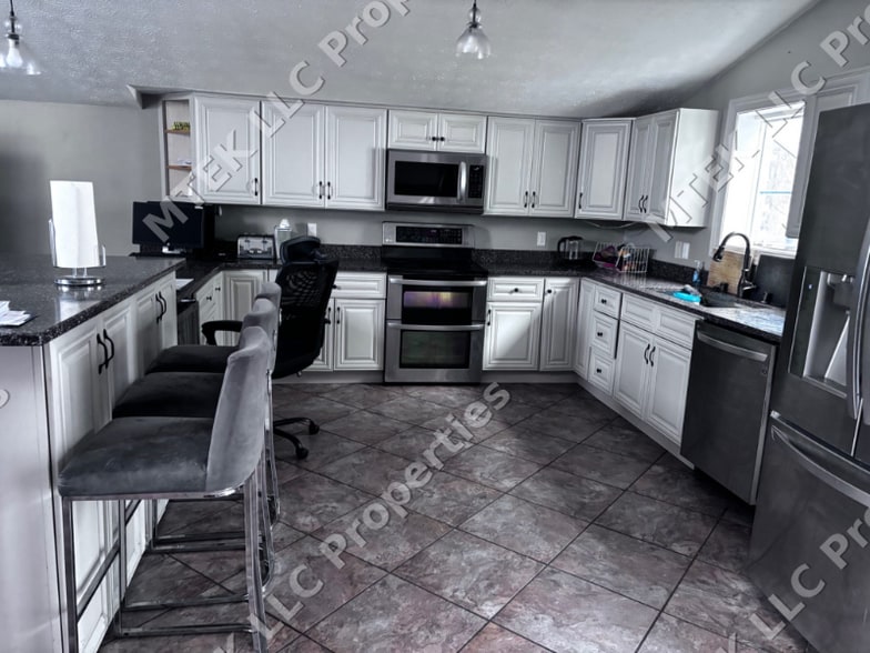 Building Photo - 8 Pinehurst Ct