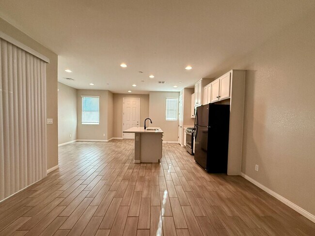 Building Photo - 3 BED 2.5 BATH 2 CAR GARAGE MODERN TOWNHOM...
