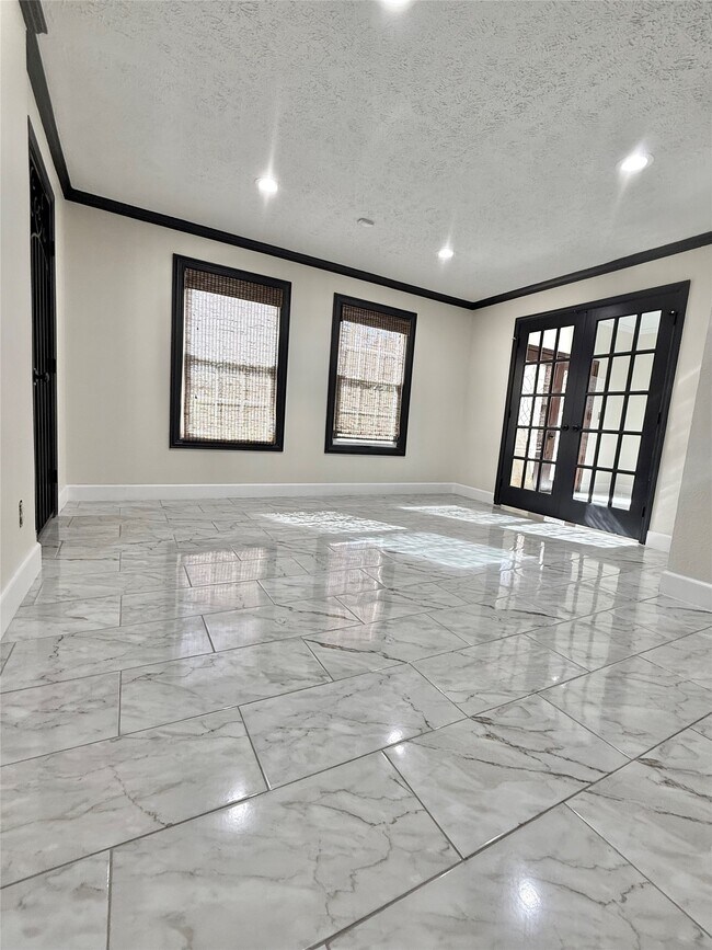 Building Photo - 2502 Lake Gardens Ct