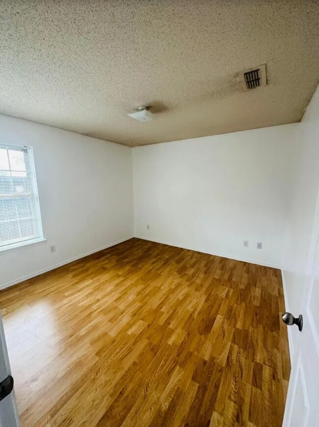 Building Photo - Spacious 3 Bedroom Home