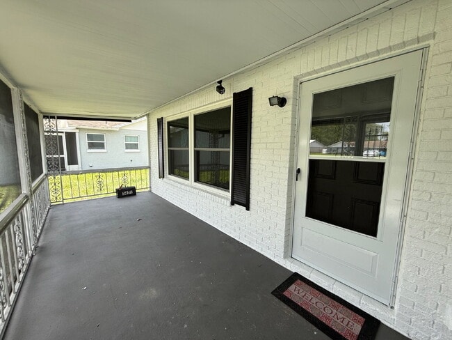 Building Photo - "Charming 3-Bed Oasis with 2 Full Baths in...