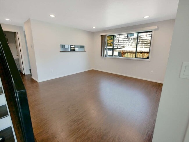 Building Photo - Rare Edmonds duplex now available! This side-by-side townhome-style unit features 2 bedrooms, 1.5...