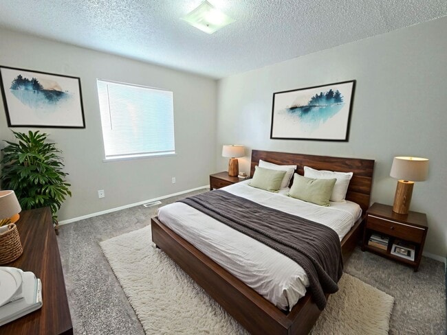 Building Photo - Large 2 Bedroom Apartment with Peak Views!