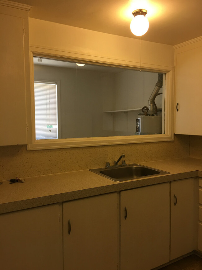 Building Photo - Quaint One Bedroom Duplex ~Close to Campus!