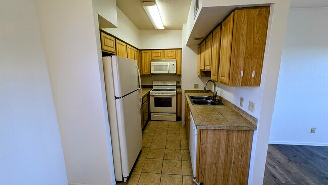 Building Photo - 1810 E Blacklidge Dr