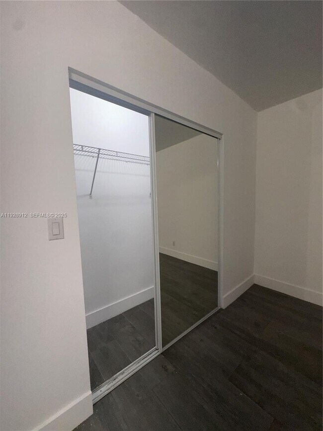 Building Photo - 1895 Venice Park Dr