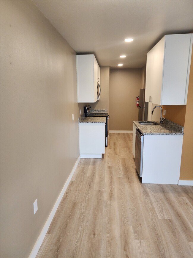 Building Photo - 513 S Post Oak Ln