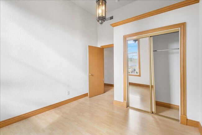 Building Photo - 1702 Paru St