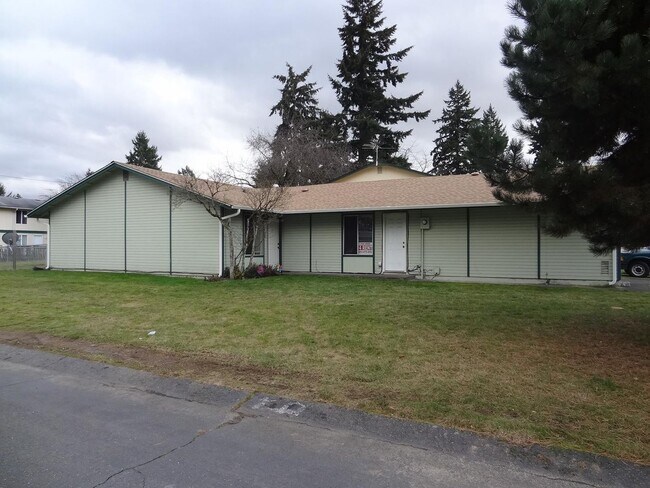 Building Photo - 3 bdrm, 1 bath, attached garage, $1795 Rent