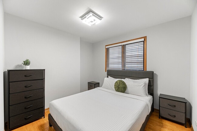 Building Photo - 2034 W Berteau Ave