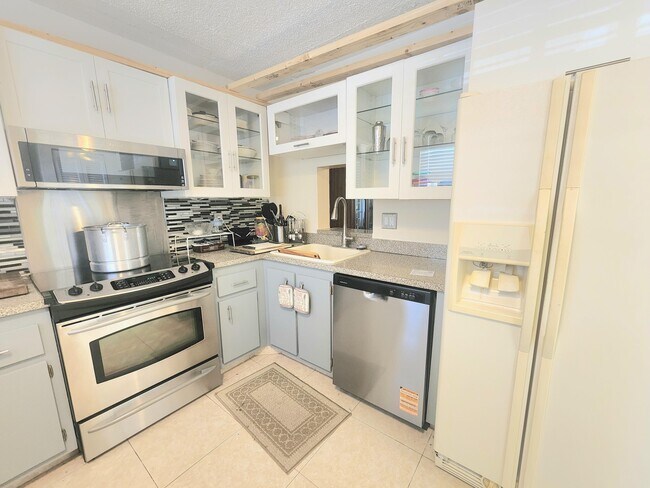 Building Photo - 3959 Via Poinciana