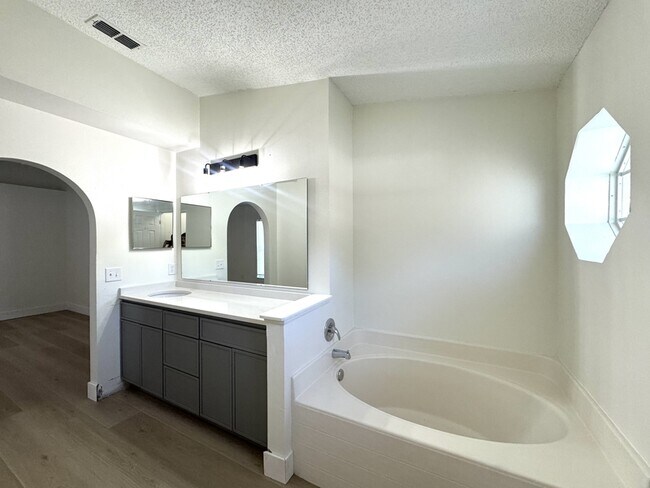 Building Photo - 964 Vanderbilt Dr
