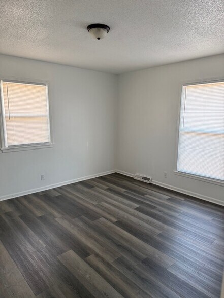 Building Photo - 6527 NW Fairway Dr