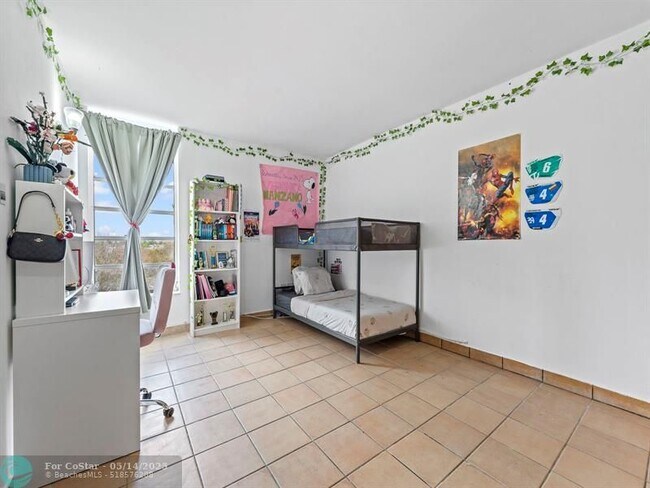 Building Photo - 310 Fontainebleau Blvd