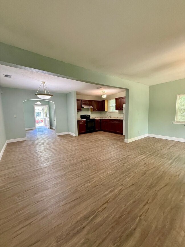 Building Photo - Great and Affordable 4 Bedroom 2 Bathroom House for Rent
