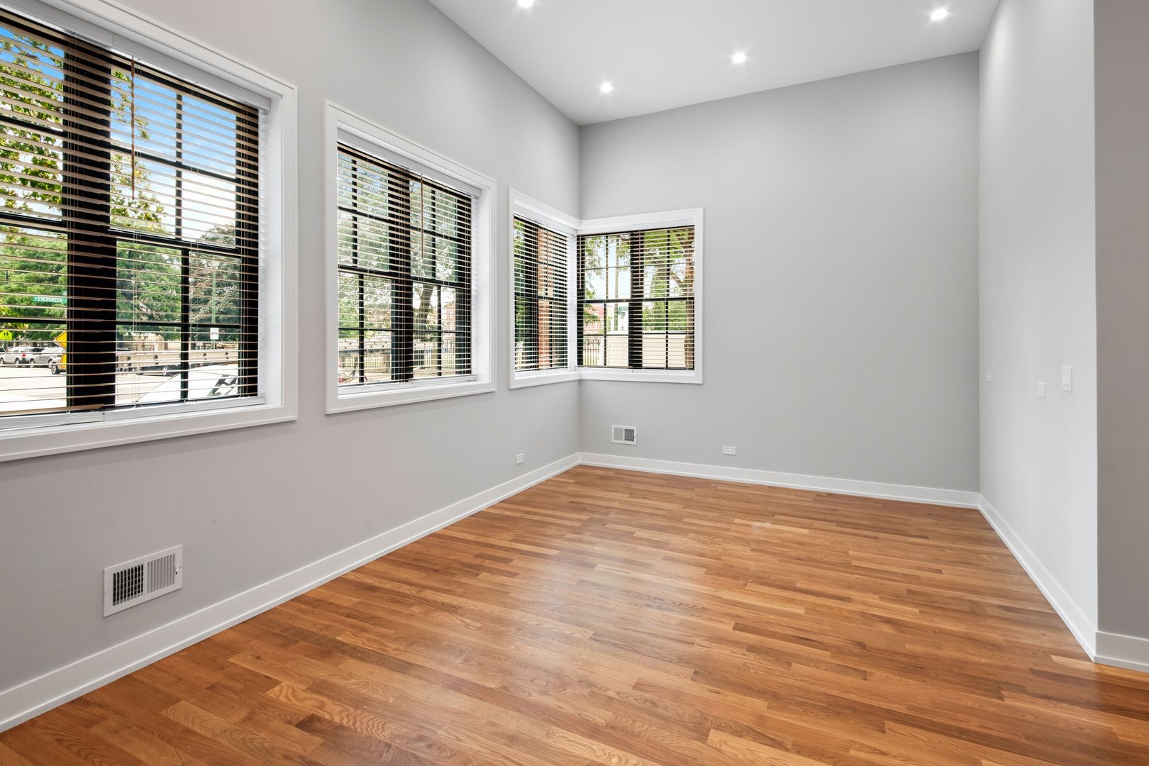 Building Photo - 1339 N Noble St