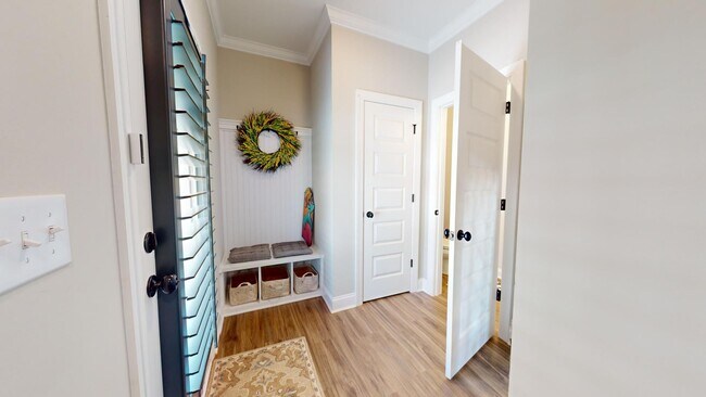 Building Photo - Like New Colonial Style Townhome close to Downtown Opelika