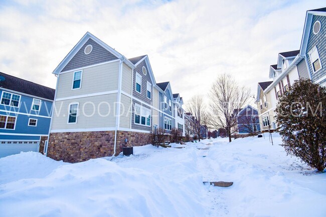 Building Photo - 2 Bedroom 2 Bath Townhome in Urbandale with attached 2 car garage!