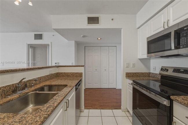 Building Photo - 1155 Brickell Bay Dr